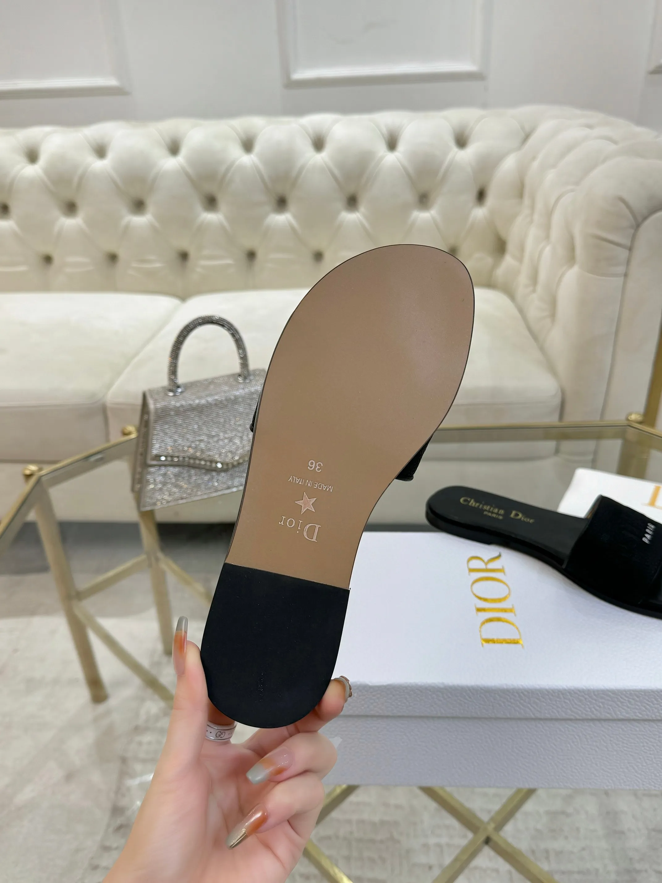 👟👟Ex-factory price 340👟👟 Genuine leather sole +40 Dior new style cowhide surface, sheepskin lining + embroidery process, 5 colors optional, code size 35-42, rubber sole, genuine leather sole +40